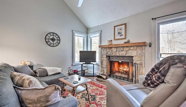 Less Than 1 Mi to Jack Frost Lake Harmony Townhome!