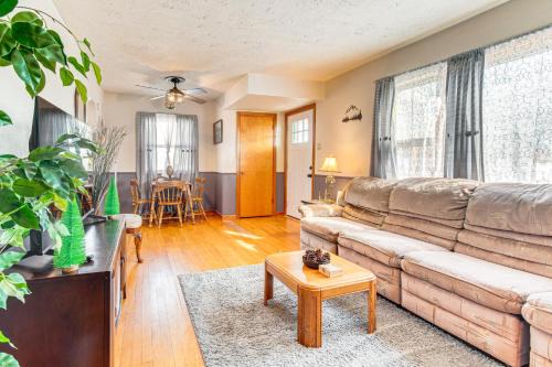 Less Than 1 Mi to Route 66 Home with Large Yard!