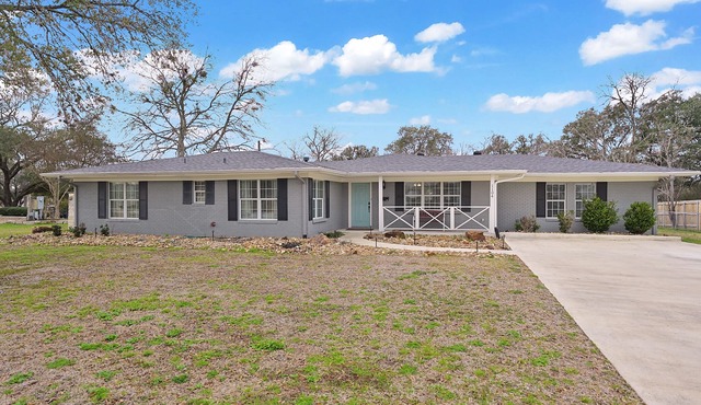 Less than 1 mile from Texas A&M University!