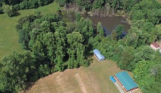 Less than 1 mile from Dale Hollow State Park Marina. Private pond for fishing.