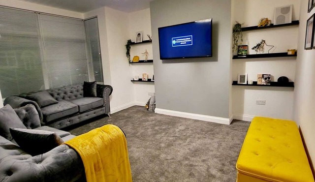 Less than 1 mile from City centre and racecourse. Pet friendly.