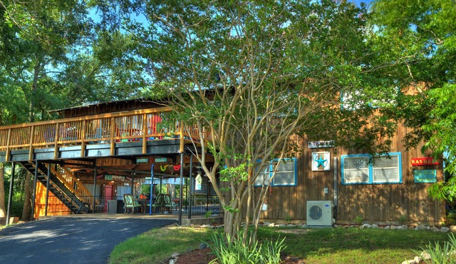 Less than 1 mile from Lake Whitney. Beautiful Large Vacation Retreat