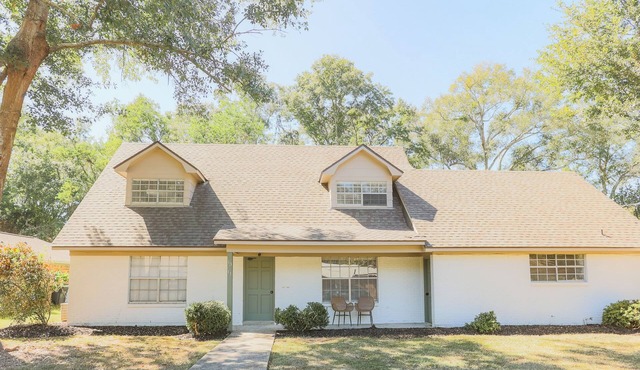 Less than 1 mile from downtown Fairhope!