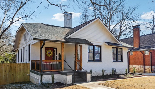 Less than 10 min to DT ATL/King Bed/Free Parking