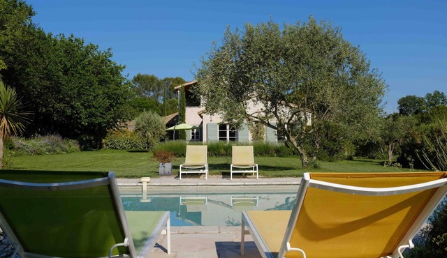 Less than 10 min. walk from the center of Uzes, luxurious villa with heated pool