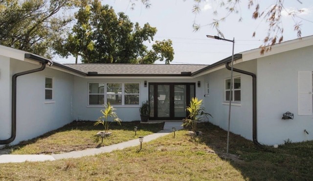 Less than 10 minutes from Fort Myers downtown. 6 minutes from Capel coral