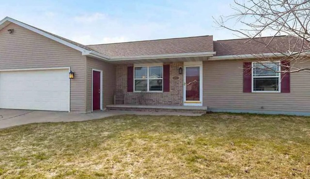 Less than 30 Min. from EAA Grounds/Oshkosh and Lambeau Field/Green Bay.