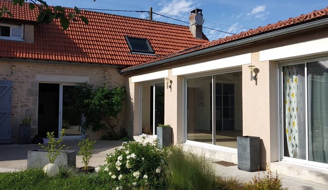 Less than 1 hour from Paris in the countryside. Pets welcome!