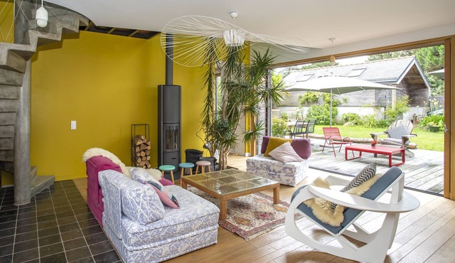 Less than 3 minutes walk from a pretty family beach, car-free!