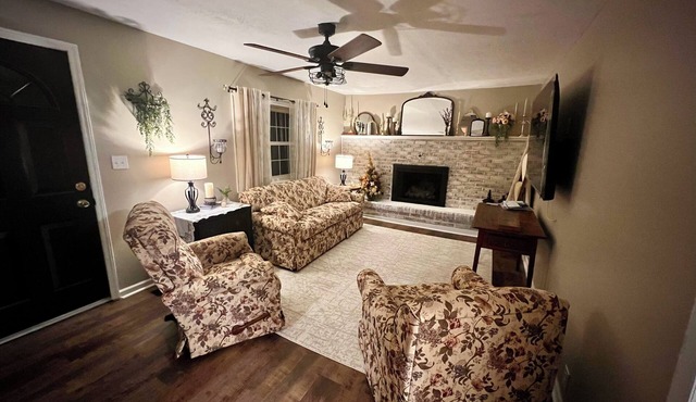 Lester Lodge minutes to New River Gorge. Charming 5 bedroom house on 4.5 acres