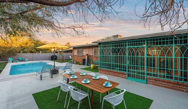 Lester Place: Retro-Inspired Artist’s Escape with Pool!