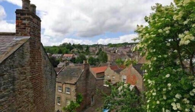 LetAway - The Curtain (13th Century Cottage)