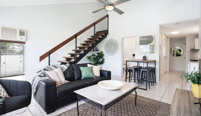 Leumeah - Charming City Retreat with Sunset Views & Pool Near Esplanade