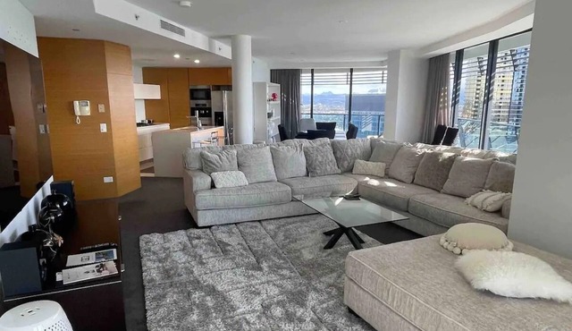 Level 31- 4 Bed Broady Lux Oracle Sub pent sleep 9 + child