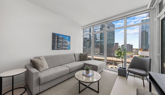 Level - Fulton Market One Bedroom Suite with full kitchen and living room