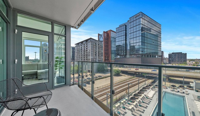 Level - Fulton market Spacious 3 bedroom 2 baths with luxury kitchen and balcony
