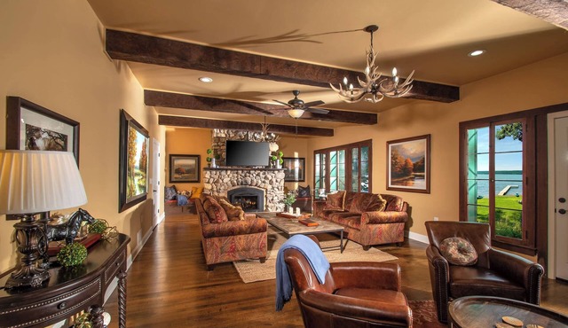 Level Lakefront on Owasco Lake! Sleeps 14!