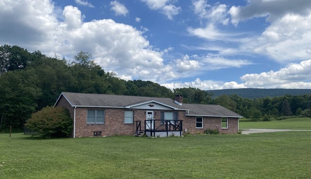 Level Laurel highlands house on 5 acres!