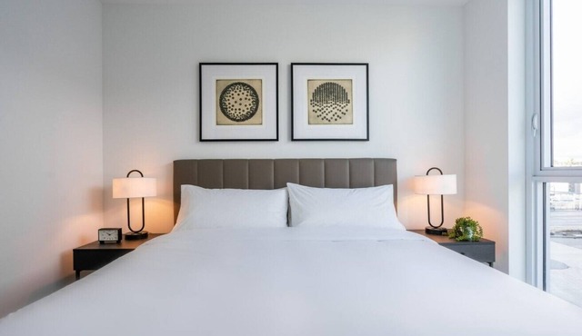 Level Long Beach- Gorgeous One Bedroom Suite by the Beach!