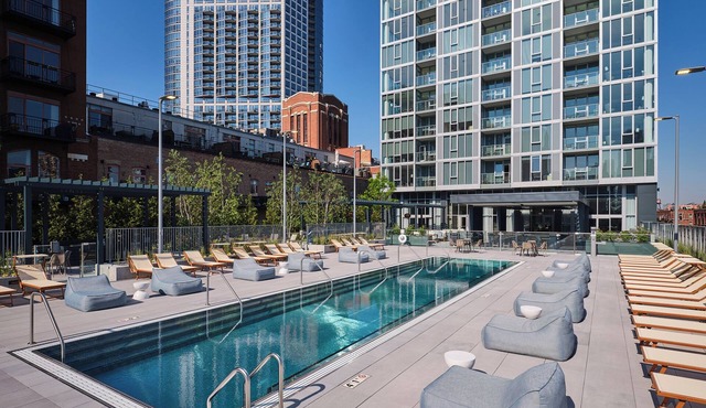 Level River North Luxury Two Bedroom Suiten