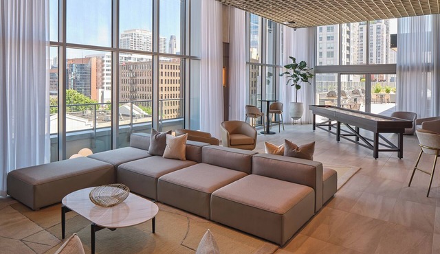 Level River North - Spacious Executive Suite