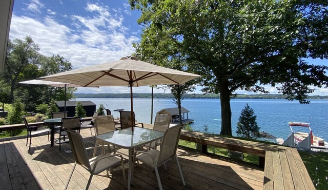 Level Skaneateles Lakefront Woodland Cottage