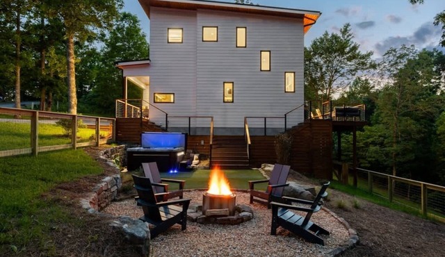 Level Up | Hot Tub + Fireplace + Fire Pit + Dogs