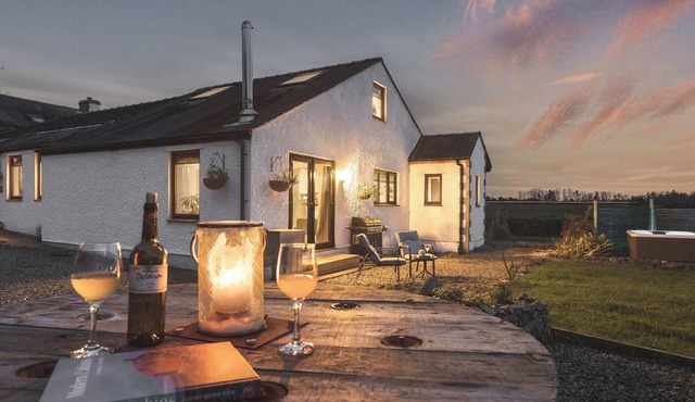 Levens Farmstead Rural Retreat with Hot Tub