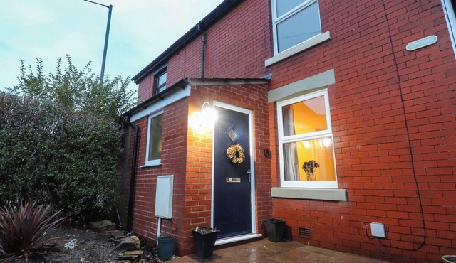 LEVENSIDE, pet friendly, with open fire in Garstang