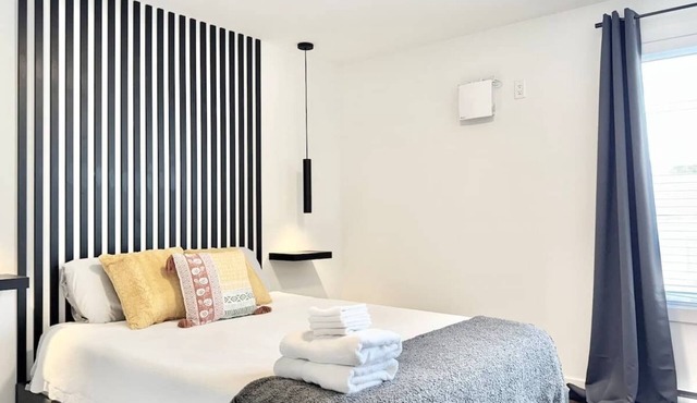Lévis Center | New Studio with Queen Bed + A/C