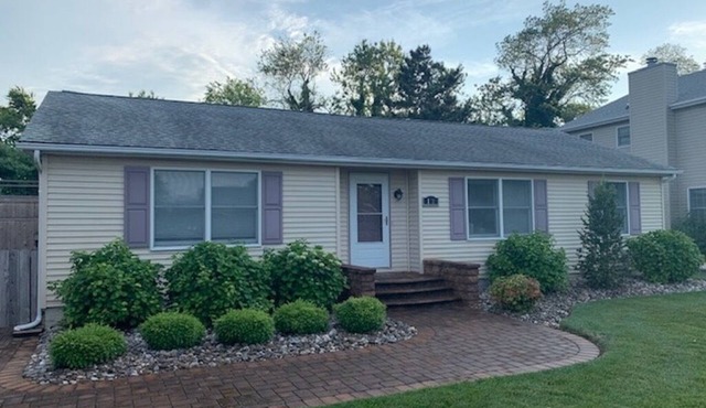 Lewes Beach Cottage - Quiet Quaint and Close To Everything!