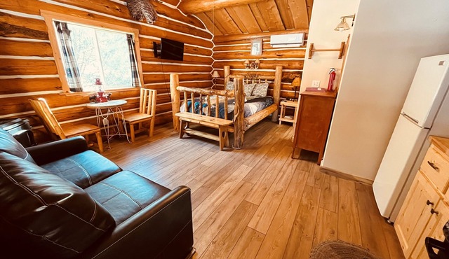Lewis Cabin, Greyhouse Inn Vacation Rentals