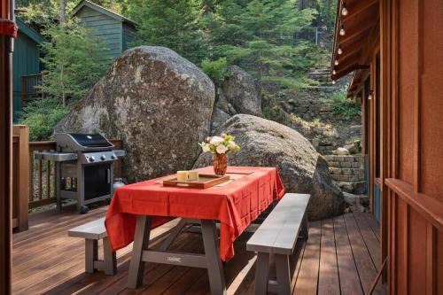 Lewis Creek cabin near Yosemite king beds
