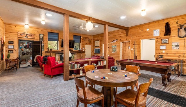 Lewis Creek Hideaway- Hot Tub/EV/Pool Table/Historic!