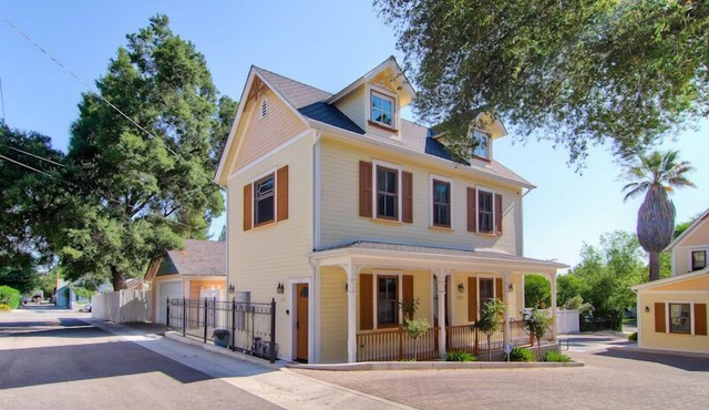 Lewis Loft-Just Steps to Downtown Paso Robles! Updated to Two Bedroom Suites!