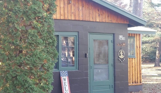 Lewiston Cabin close to town with views of East Twin Lake