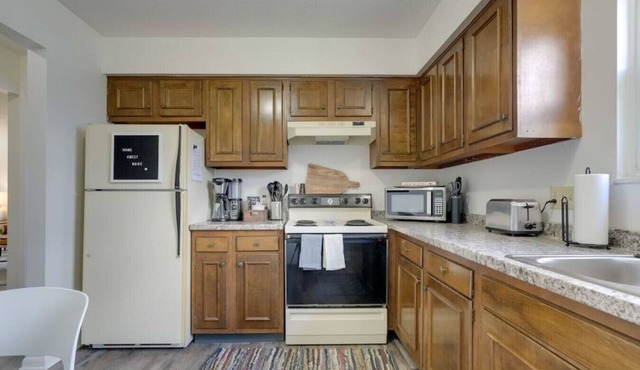 Lexington Local - 2 BR 1 BA, Garage, Homey & Comfy