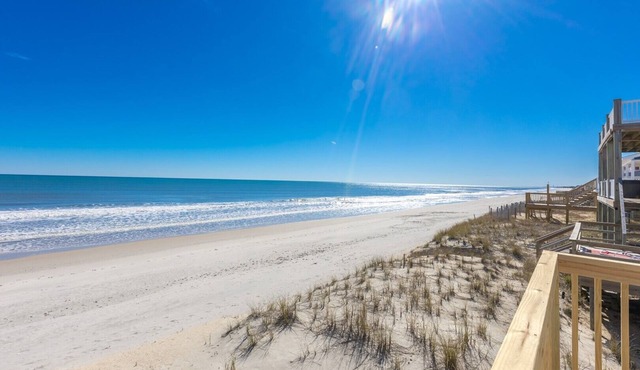 Ley-Z Day-Z - Gorgeous 3 BR Oceanfront Home Is Waiting For You! Pet Friendly