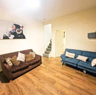 Leyland Town Centre Quiet Hub 2 bedroom 4 beds superfast WIFI free parking close to station and High Street