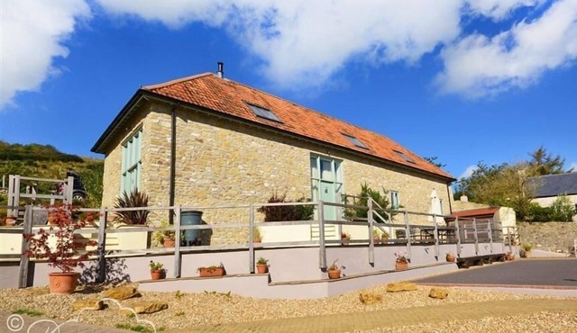 LEYS AT VALLEY VIEW FARM, family friendly, with open fire in Uplyme