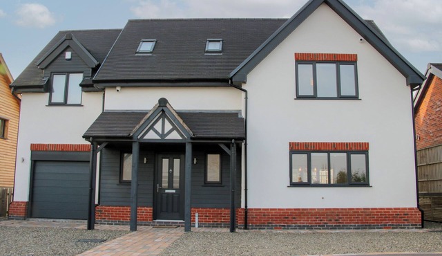 LEYS RETREAT, pet friendly, with hot tub in Bishop's Castle