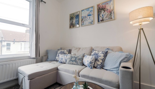 Leyton Flat | Self Check In ! | 1 stop to Stratford - Westfield