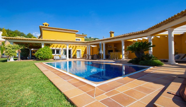 Lg Luxury 5 Bed Private Villa w/Lawned Garden & Pool w/Sea-Mountain Views