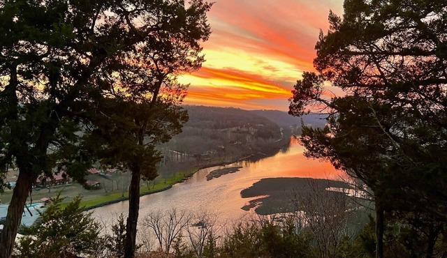 LG's over the White River- Spacious house with beautiful river & mountain views!