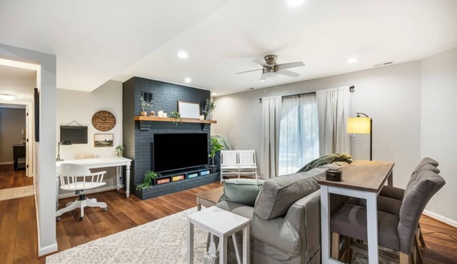 Lg Yard/Deck/2 Living Rooms/Home away from home