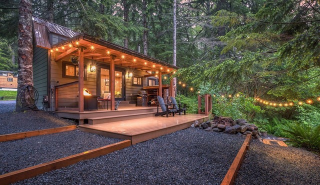 Li'l Finch Mt. Rainier tiny cabin with covered Hot tub and steam sauna