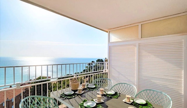 LIANA SEAVIEW & BEACH APARTMENT; 3 bedrooms, 2 bathrooms, balcony, wifi, lift