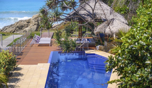 Liapari Beach House, Absolute Beachfront, Pool, Spa, 4B/4B