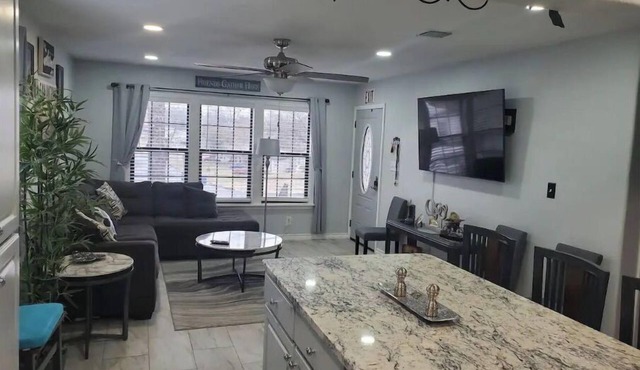 Lib's Place . A cheerful three bedroom home!