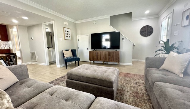 Liberty | Airport Haven: 4BED/3BA Townhouse w/Patio & Work Desk-sleeps 10! UNBEATABLE LOCATION! Off Wards Rd- Mins to LU, Airport, Mall, Eateries & Trails. Luxurious bedding. High-speed wifi. 3 streaming TVs. High-end comfort without the high price!
